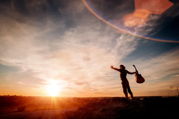 Hombre con guitarra en la montaña — Foto de Stock