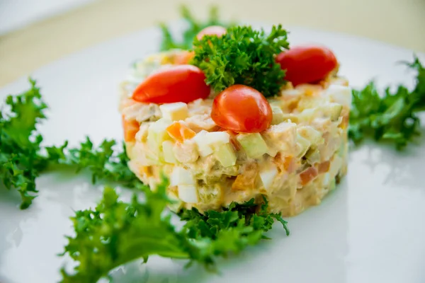 Свежий овощной салат с помидорами и салатом — стоковое фото