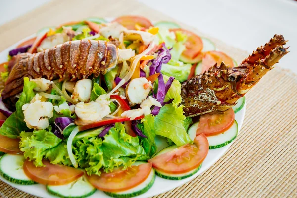 Roter Hummer mit Meeresfrüchten-Salat — Stockfoto