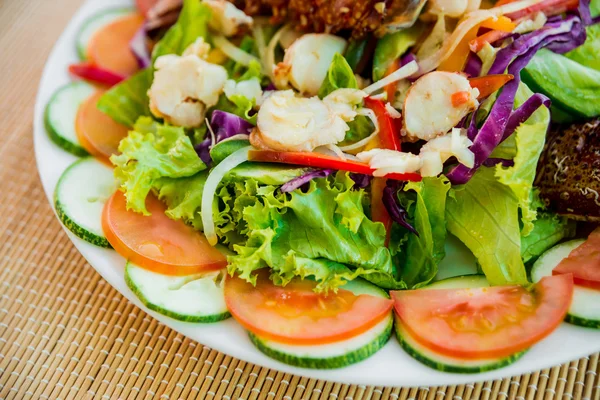 Roter Hummer mit Meeresfrüchten-Salat — Stockfoto