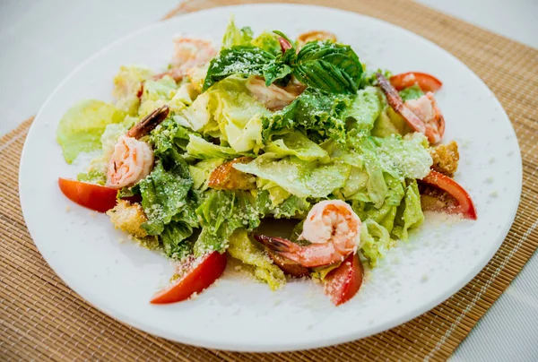 Frische Meeresfrüchte-Salat mit Garnelen und Gemüse — Stockfoto