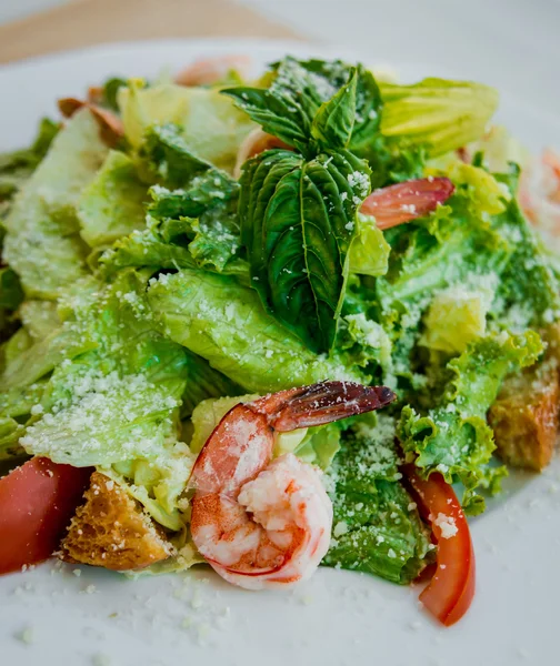 Салат из свежих морепродуктов с креветками и овощами — стоковое фото