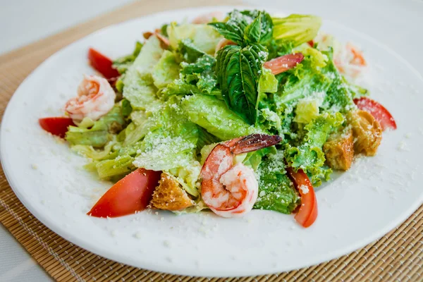 Salada de frutos do mar frescos com camarão e legumes — Fotografia de Stock