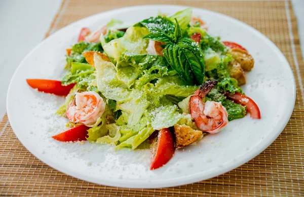 Салат из свежих морепродуктов с креветками и овощами — стоковое фото