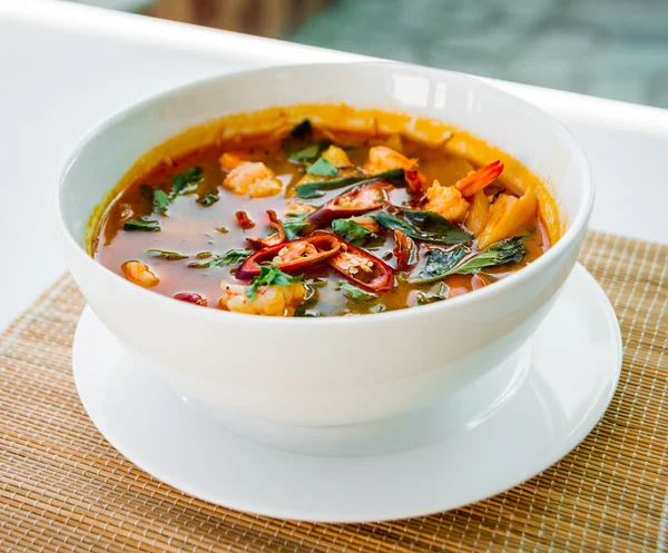 Вкусный суп с морепродуктами и карри — стоковое фото