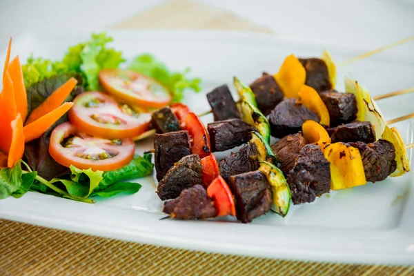 Мясо на шампуре с овощами на гриле — стоковое фото