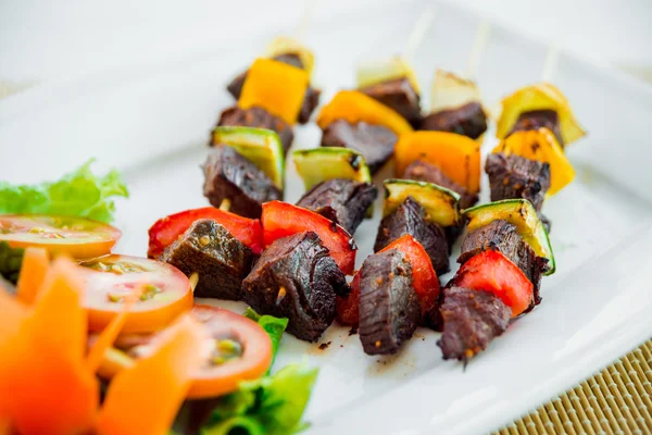 Kött på spett med grillade grönsaker — Stockfoto