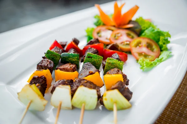 Kött på spett med grillade grönsaker — Stockfoto