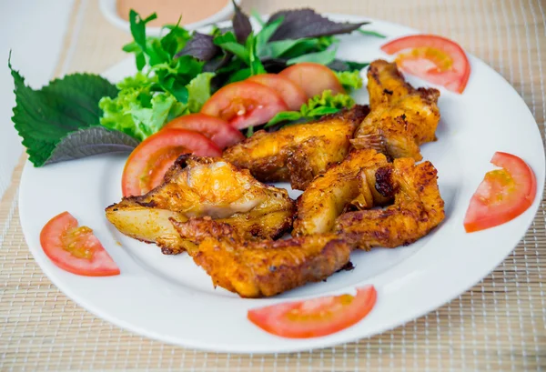 Trozos de carne con verduras —  Fotos de Stock