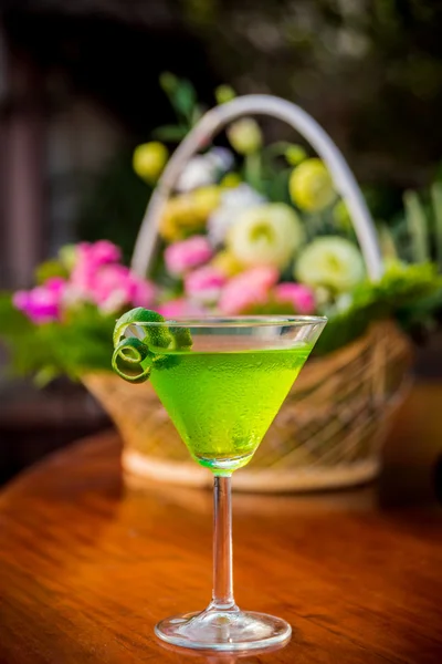 Zöld koktélokat a bárban — Stock Fotó