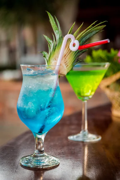 Два кольорові коктейлі на барі — стокове фото