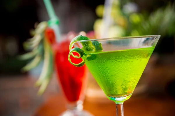 Färgade Cocktails på baren — Stockfoto