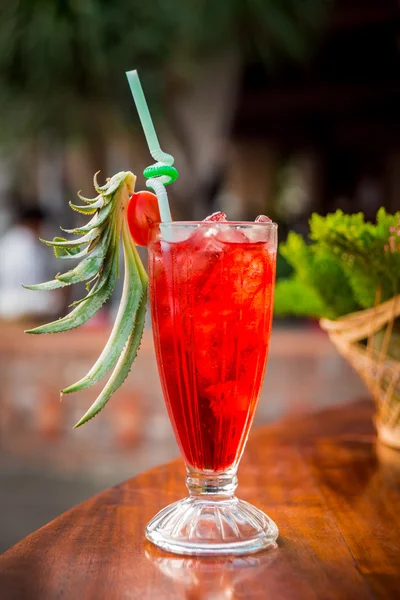 Червоний коктейль з зеленою трубкою — стокове фото
