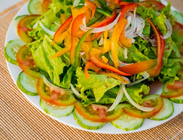 Frischer Gemüsesalat — Stockfoto