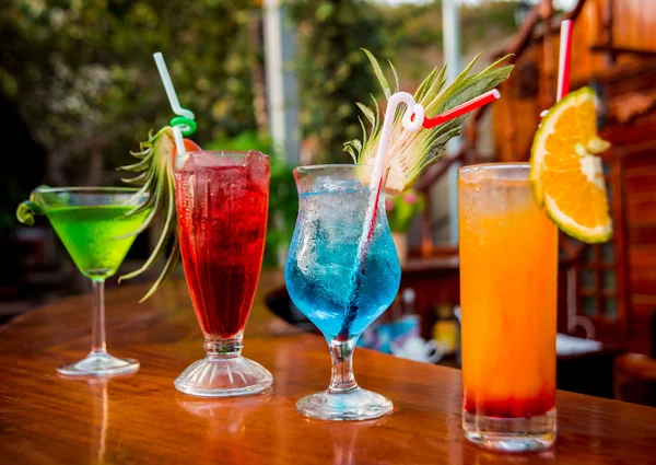 Gekleurde Cocktails op Bar — Stockfoto