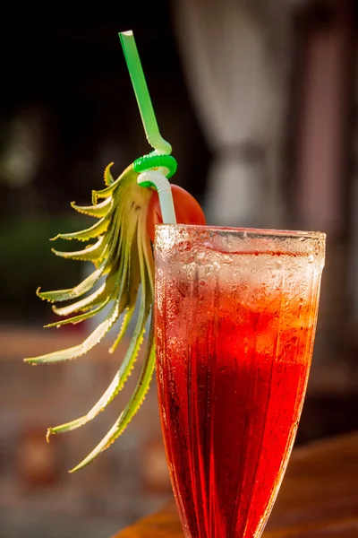 Червоний коктейль з зеленою трубкою — стокове фото