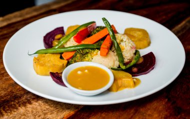 Izgara salata sosu kase ile 