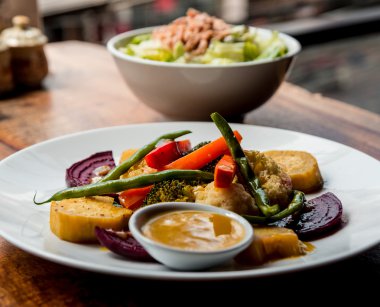 Izgara salata sosu kase ile 