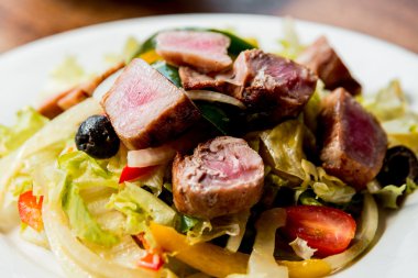 et ve sebze sıcak salata