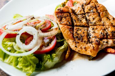 Biftek sebze salatası ile