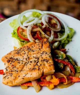 Biftek sebze salatası ile