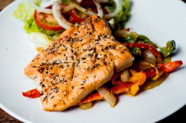 Biftek sebze salatası ile