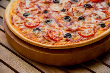 Büyük pizza domates ve Siyah Zeytin ile