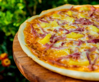 Et ve peynir ile büyük pizza