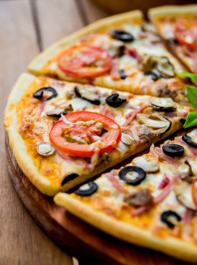 Zeytin ve domates ile büyük pizza