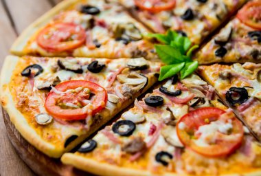 Zeytin ve domates ile büyük pizza