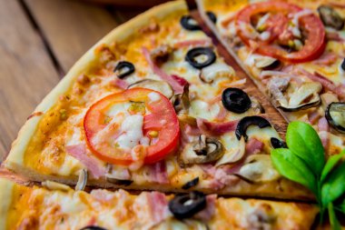 dilim pizza mantar ve domates