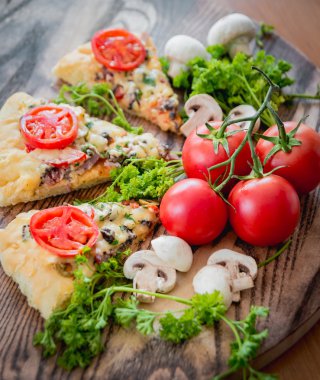 dilim pizza mantar ve domates