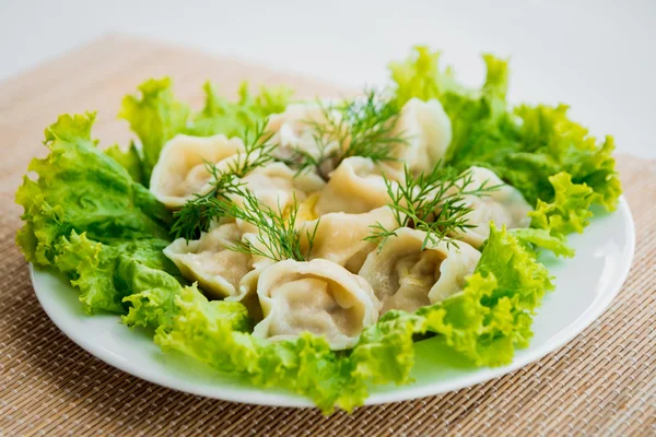 М'ясні галушки з листям салату — стокове фото
