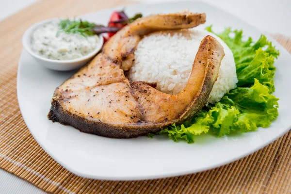 Pirinç ile balık biftek — Stok fotoğraf