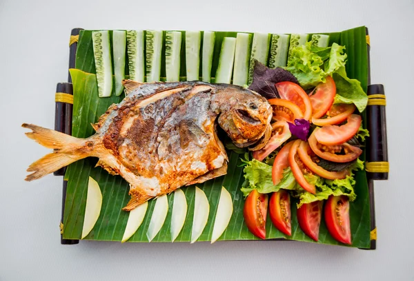 Ikan panggang dengan sayuran di daun palem — Stok Foto