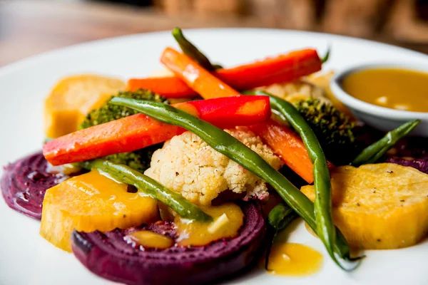 Gegrillter Salat mit Saucenschale — Stockfoto