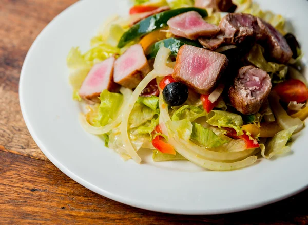 Горячий салат с мясом и овощами — стоковое фото