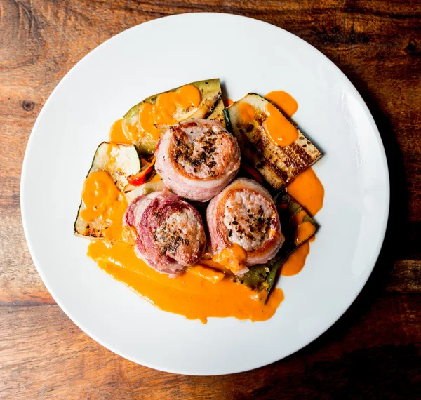 Кусочки мяса с жареными овощами и соусом — стоковое фото