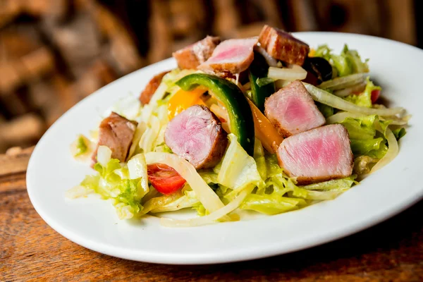 Горячий салат с мясом и овощами — стоковое фото