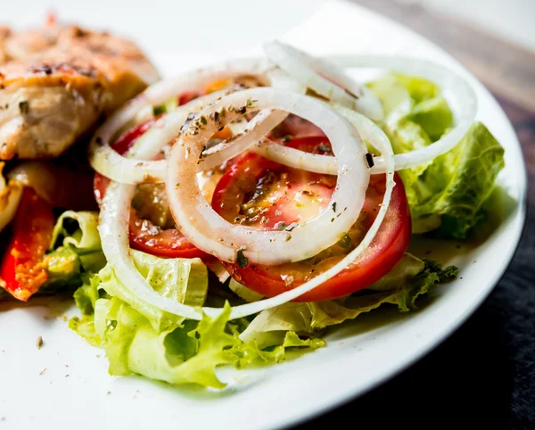 Steak mit Gemüsesalat — Stockfoto