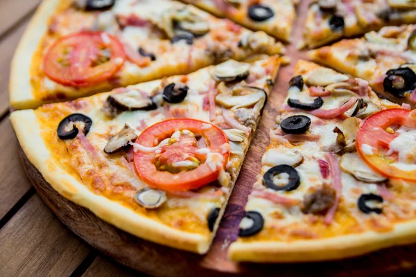 Pizza grande con tomates y aceitunas —  Fotos de Stock