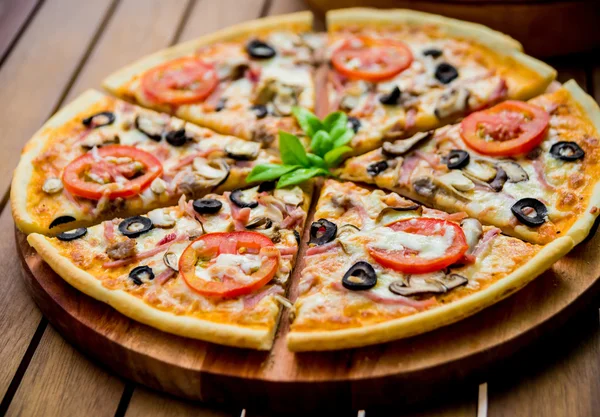 Pizza grande con tomates y aceitunas —  Fotos de Stock