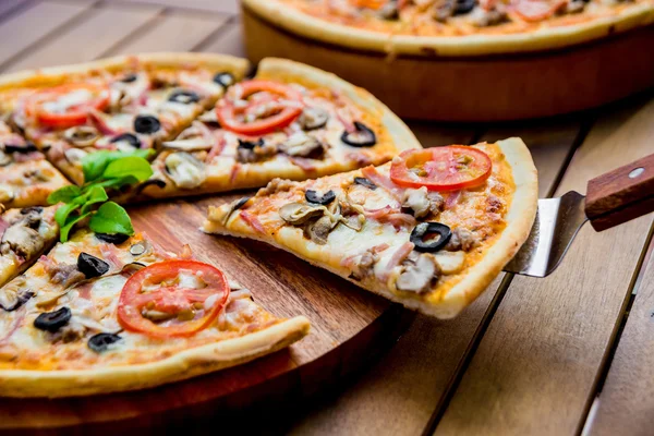 Hoja de acero con pedazo de pizza —  Fotos de Stock