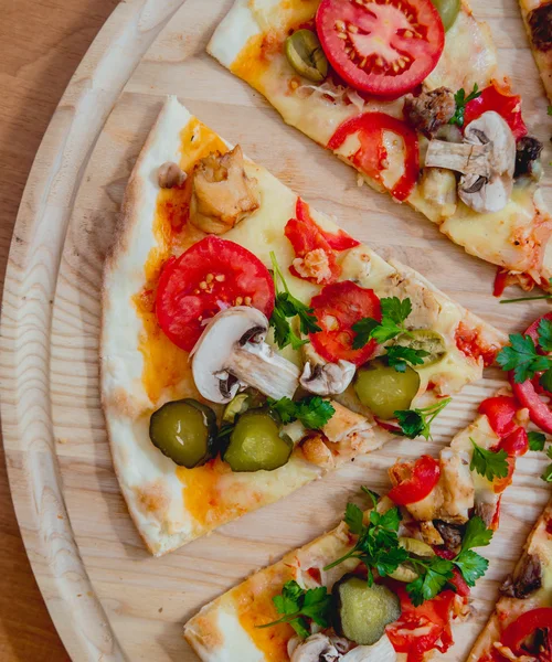 Trozos de pizza con tomates de lana —  Fotos de Stock
