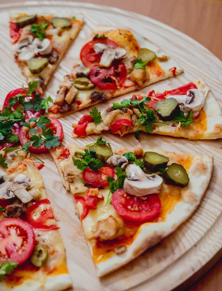 Pezzetti di pizza con woand pomodori — Foto Stock