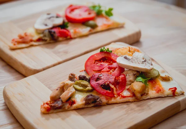 Trozos de pizza con tomates y champiñones —  Fotos de Stock