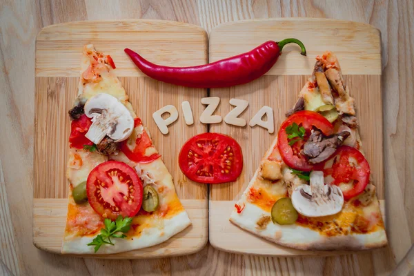 Trozos de pizza con letras de madera y tomates —  Fotos de Stock