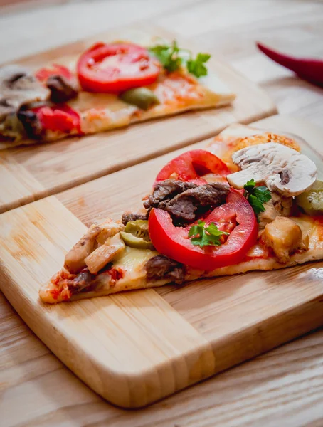 Trozos de pizza con tomates y champiñones —  Fotos de Stock