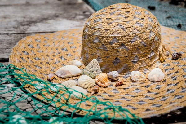 Muszle z rybackich sieci i kapelusz — Zdjęcie stockowe