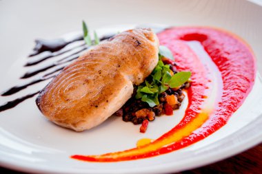 Sosu ve sebzesi olan balık